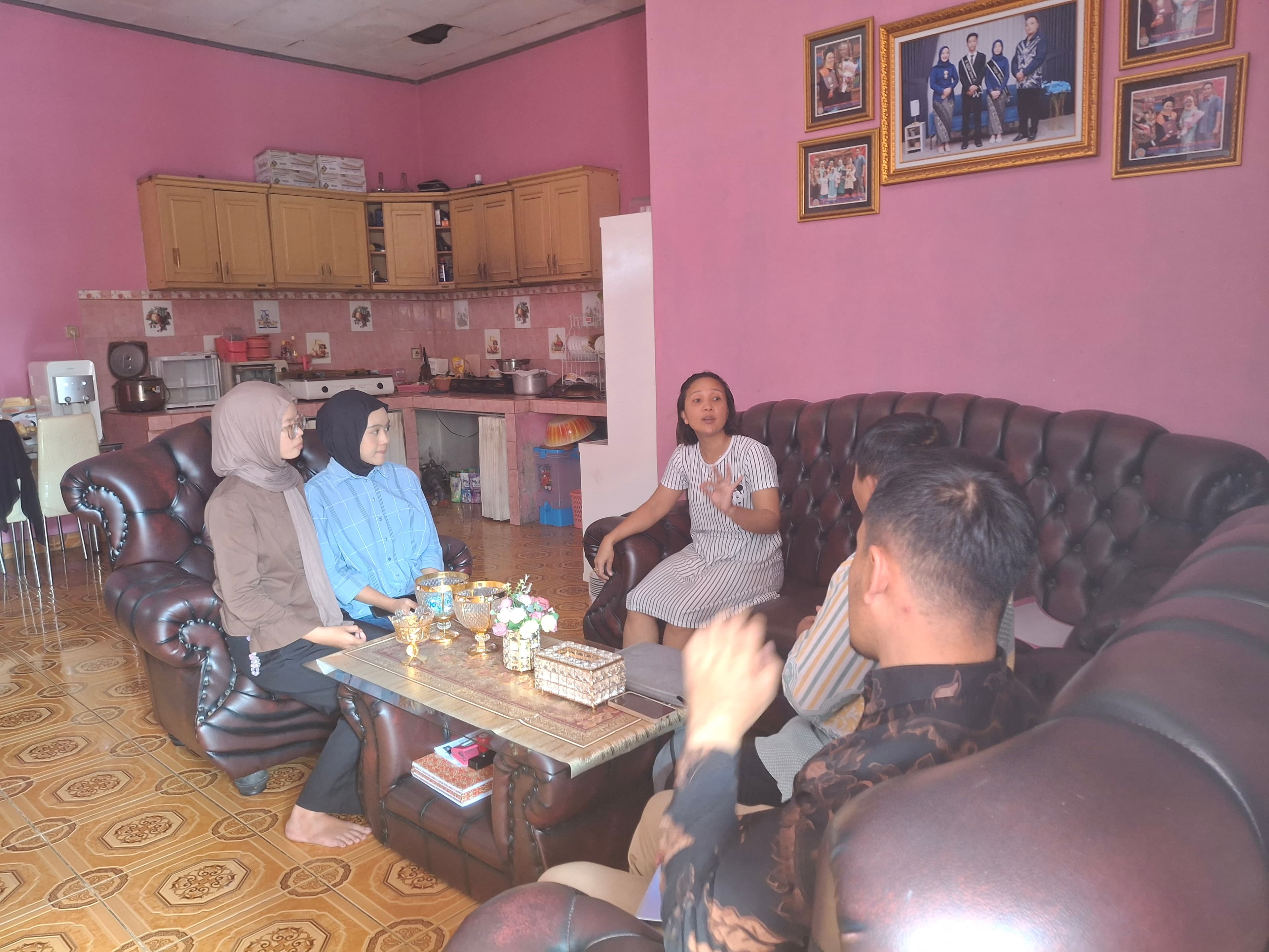 Rapat komunitas warga dalam pembentukan koperasi kelurahan