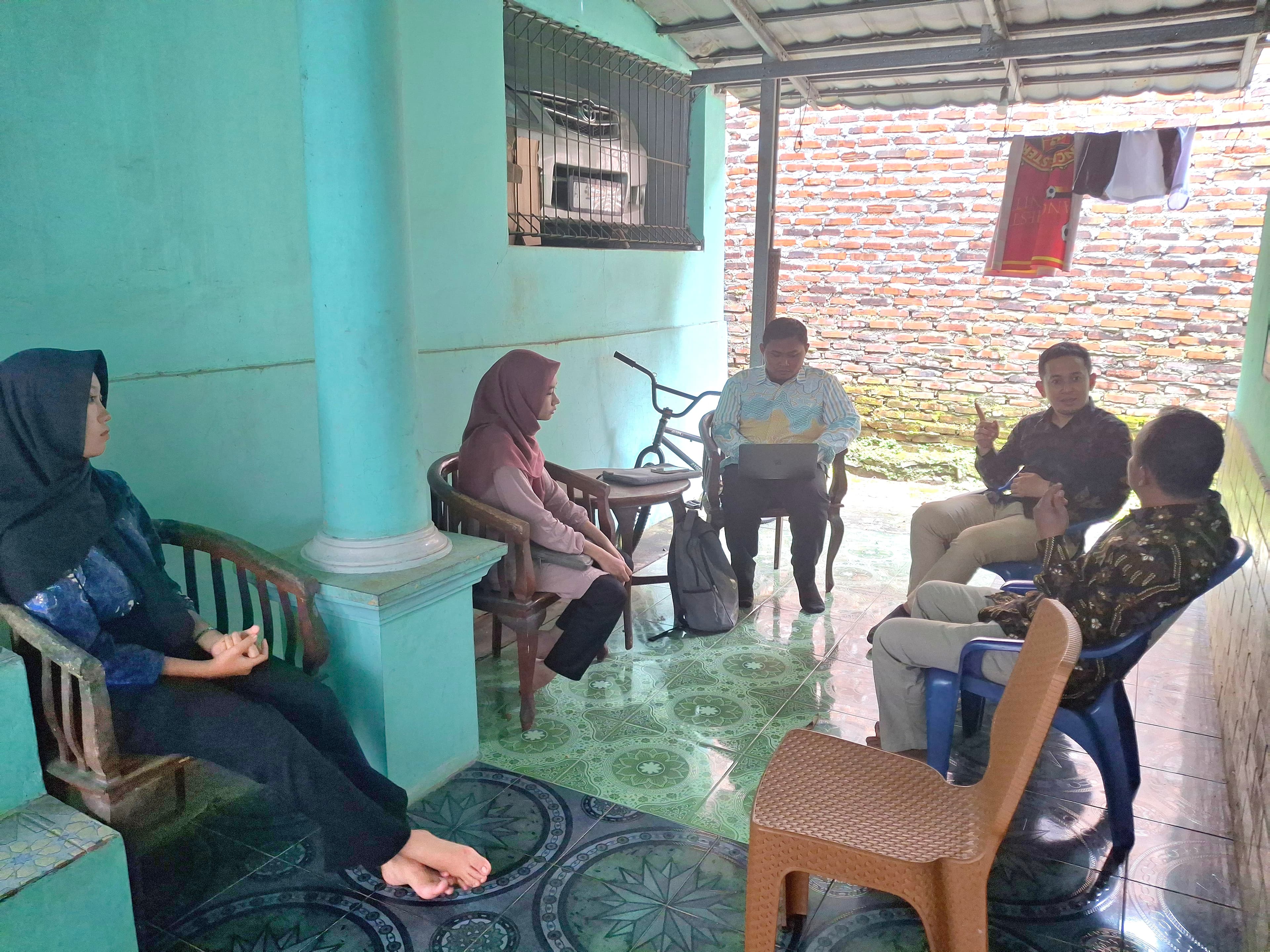 Kunjungan lapangan pengurus koperasi ke warga kelurahan